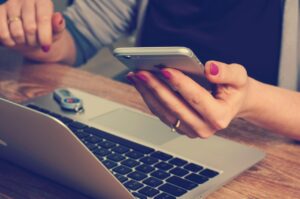 法人が社用携帯を格安SIMで運用するメリットは？